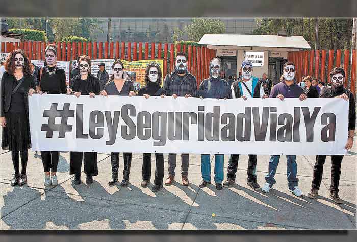 Integrantes de 12 organizaciones civiles afuera del recinto legislativo.