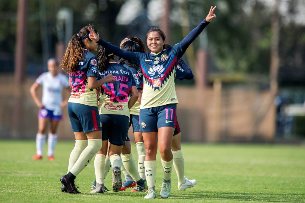 Jugadoras del América Femenil festejando una anotación