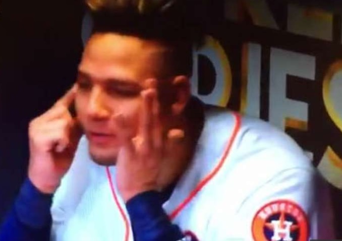 Las cámaras captaron a Gurriel simulando ser un asiático 
