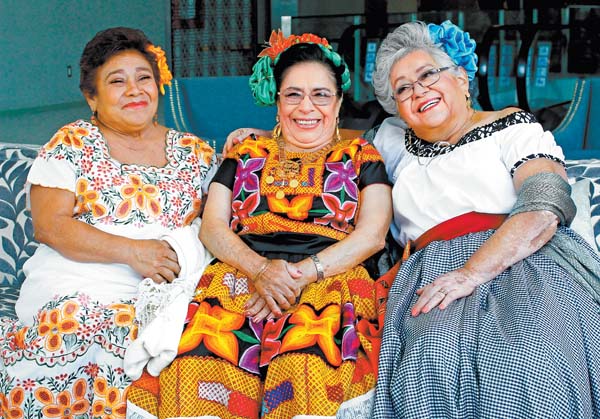 Lucían nerviosas, pero felices, estaban a punto de recibir un premio.