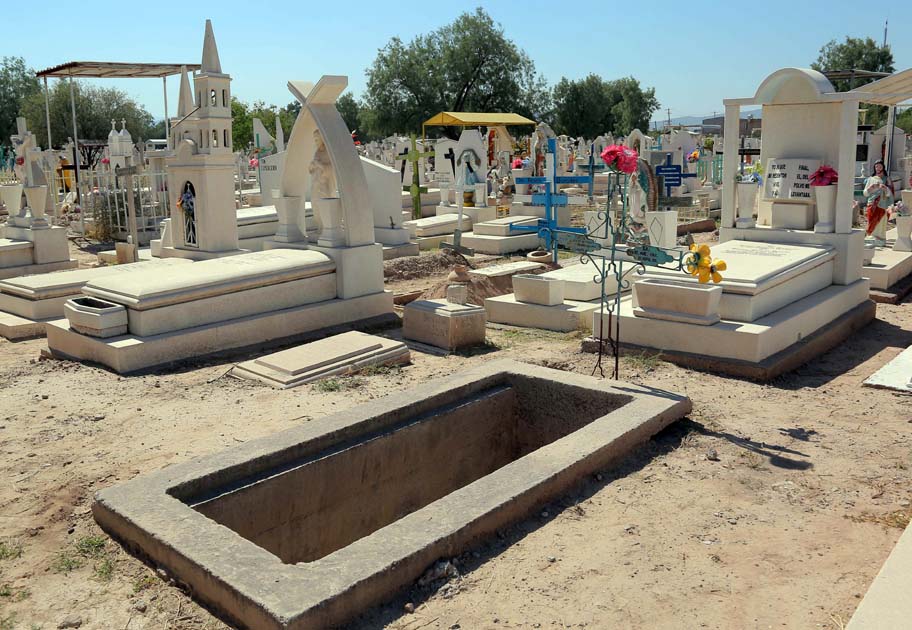 En los panteones Guadalupe I y II de Gómez Palacio detectaron 250 tumbas en peligro de colapsar.