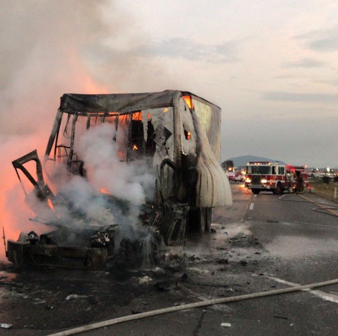 La Policía Federal publicó una foto del accidente en la que se ve un carro incendiado.