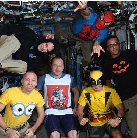 En su cuenta de Twitter, la Estación Espacial dijo que el "equipo desea unirse con los niños en todo el mundo para este día tan especial un pueden ser