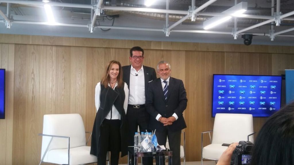 Verónica De la Vega, directora de cuentas estratégicas de Ocesa, y Francisco Velázquez, subdirector de prensa de Ocesa y Jesús Cancino, chief marketin