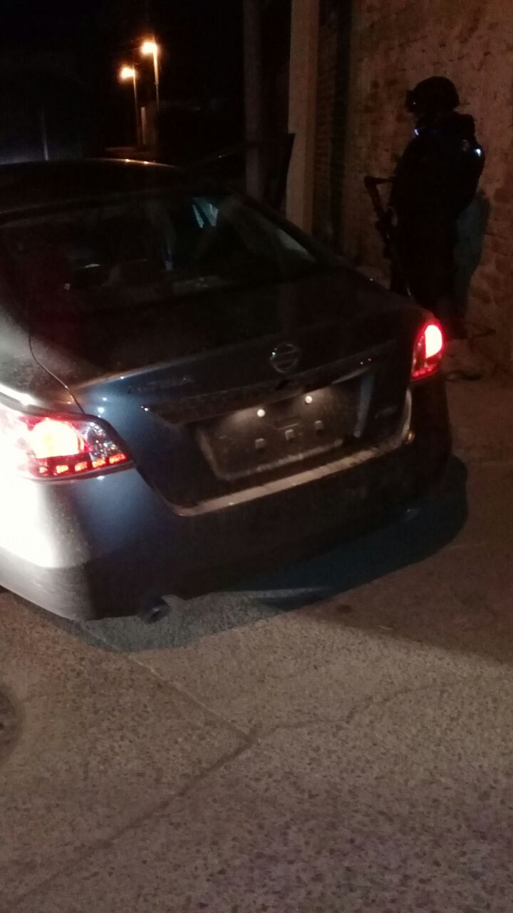 En el asiento derecho de la parte de  enfrente se encontró un costal. 
