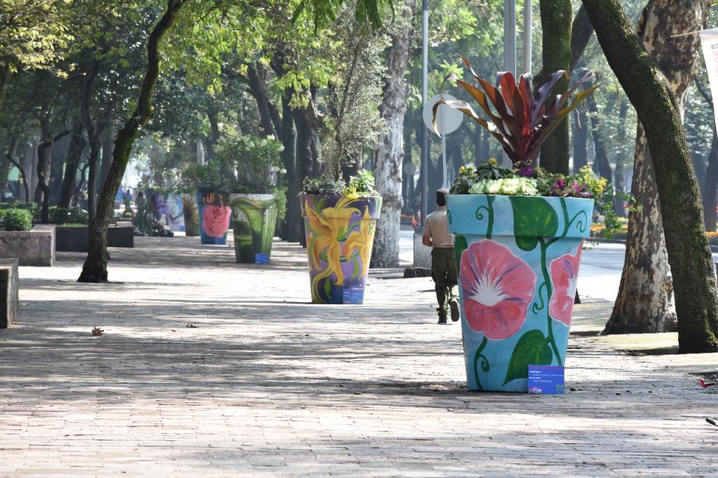 Las macetas monumentales son de 1.50 metros de altura y 1.10 metros de diámetro, intervenidas por artistas urbanos, con lo que dan inicio las activida