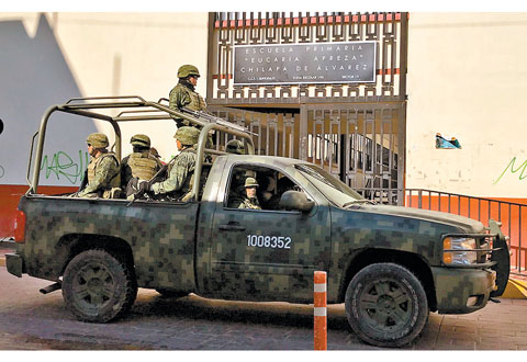Militares resguardan un centro escolar en el municipio de Chilapa. 