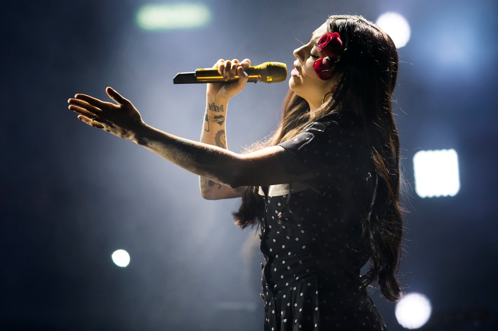 Mon Laferte fue la encargada de abrir el concierto. 