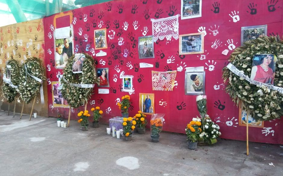 En el multifamiliar Tlapan colocaron una ofrenda en honor a las nueve personas que fallecieron en uno de los edificios.