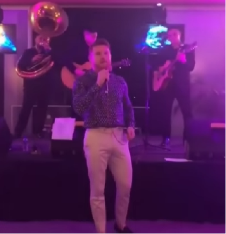 Al pugilista se le vió cantando de manera apasionada, sin embargo, no afina bien la voz, lo que provocó críticas en las redes sociales y medios de com