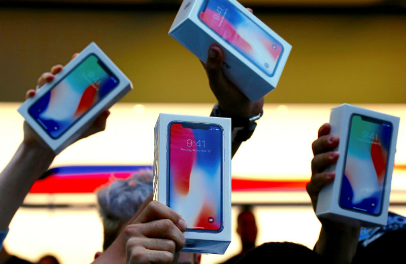 Los primeros compradores del iPhone X esperaron por horas a las afueras de una tienda de Sídney, Australia para poder tener el teléfono en sus manos.