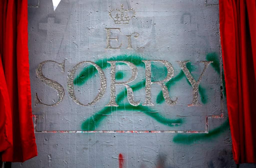 "Er... lo siento", se lee en la obra de Banksy sobre el muro que levantó Israel. 