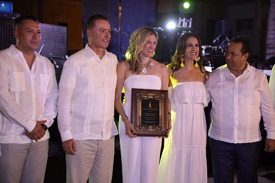 El gobernador durante la entrega de los premios Golden Deer a promotores turísticos.