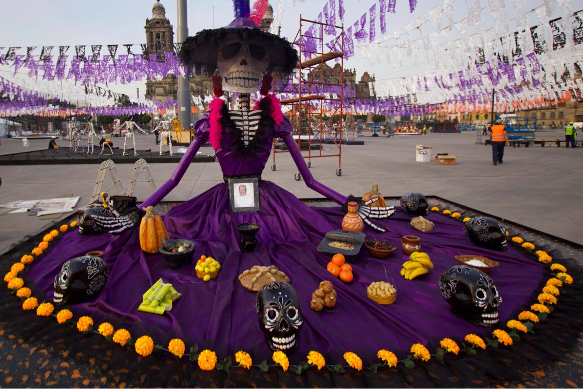 La Ofrenda Monumental del Zócalo capitalino de este año honra a las víctimas del sismo y a los voluntarios.