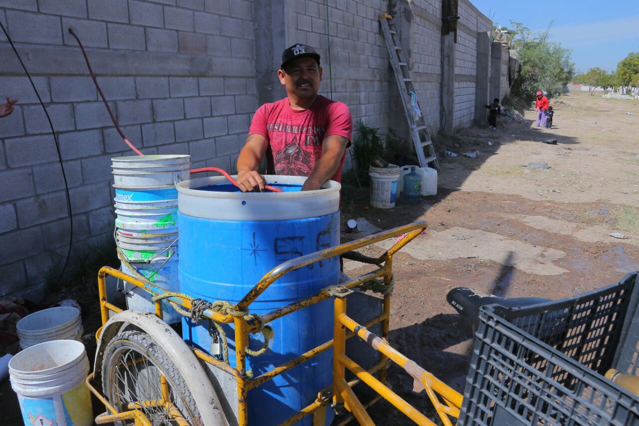 Personal de la Secretaría de Salud entregó días antes abates para colocar en botes de agua.