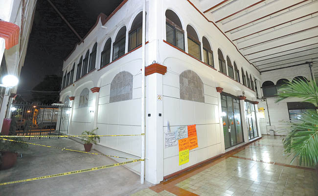 La sede de la compañía dedicada al resguardo de valores, ubicada en la Plaza Américas, permanece vigilada por marinos. 