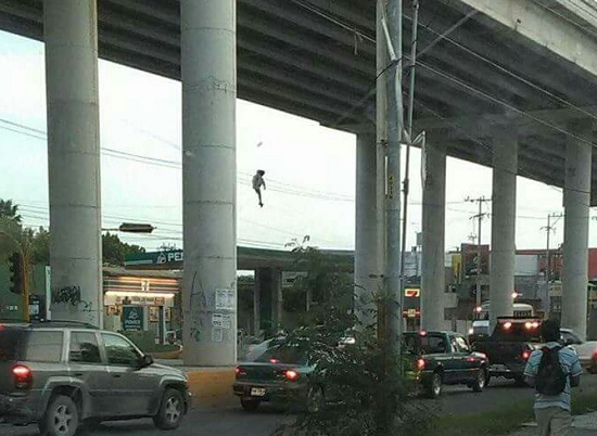 La silueta a lo lejos aparentaba ser un cuerpo humano que estaba colgado del puente vehicular.