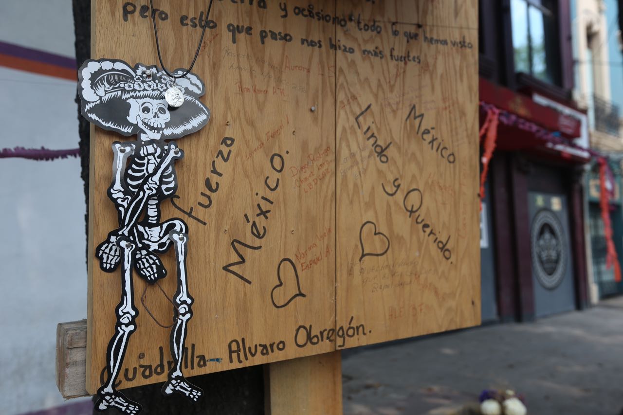 Sobre tablas, algunas personas escribieron mensajes y oraciones para las personas que murieron en el derrumbe de Álvaro Obregón 286, en la colonia Rom