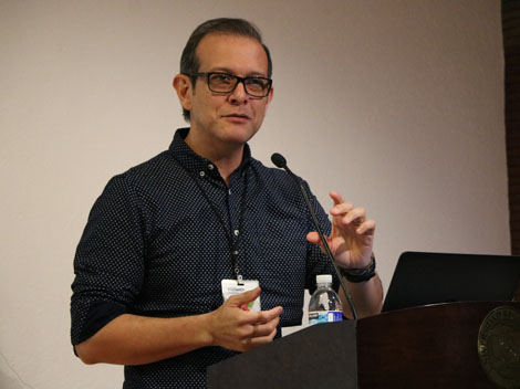 El catedrático Manuel Ayala Palomino fue el encargado de dar un panorama general de la obra de Servando González (1923-2008).