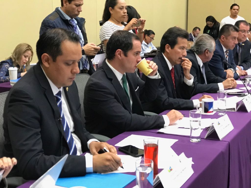 Daniel Alberto Díaz Martínez (izq), secretario de Salud de Guanajuato.