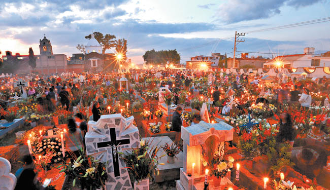 El cementerio lució como otros años durante la “Noche de las veladoras”. 