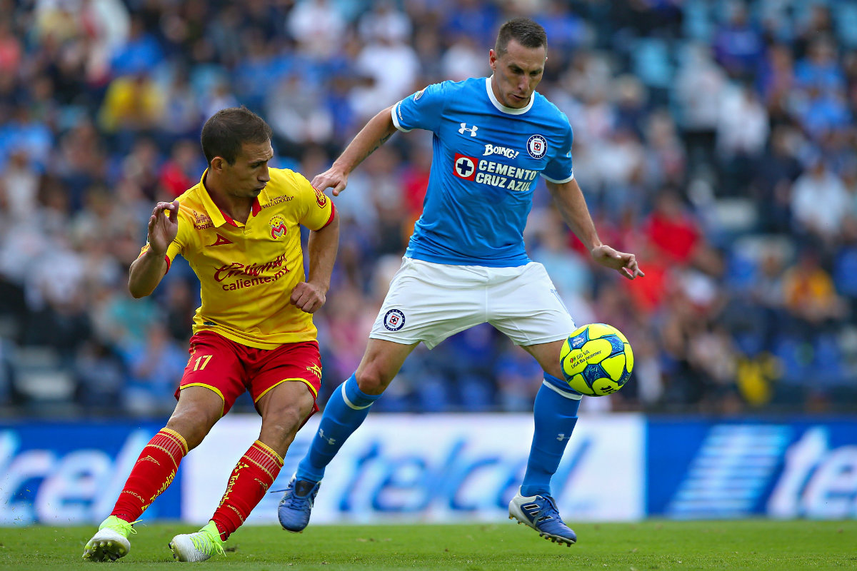Emanuel Loeschbor y Christian Giménez en la disputa por el balón