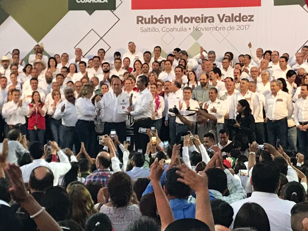 El gobernador de Coahuila, Rubén Moreira Valdez, hizo entrega del informe a los presidentes nacional y estatal del PRI.