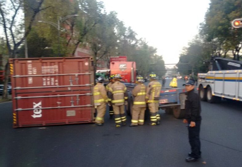 Debido al incidente, la caja se desprendió de la cabina y cayó sobre la vialidad.