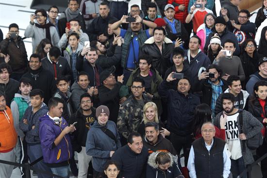 Las personas haciendo fila por el nuevo iPhone X.
