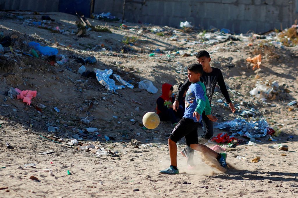 Niños palestinos jugando en playa de Gaza