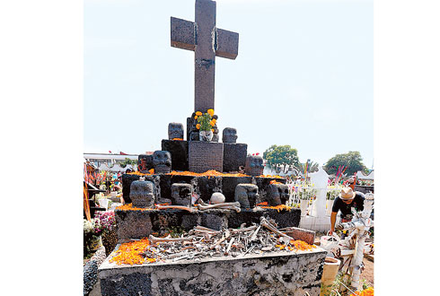 Pobladores llegaron a limpiar y decorar las tumbas de sus familiares. 