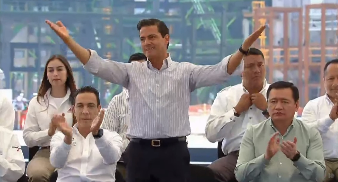 El presidente de México, Enrique Peña Nieto, durante el montaje de la Torre Fraccionadora de la Planta de Coque.