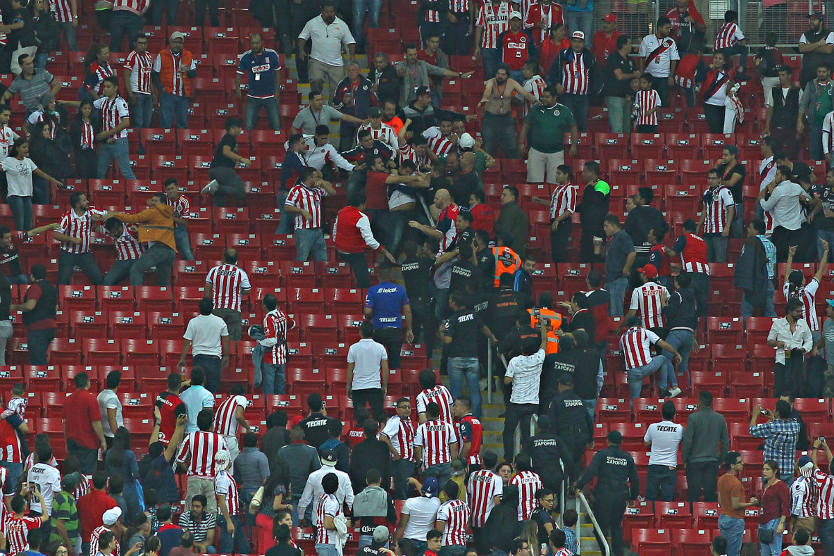 Aficionados de Chivas y Atlas protagonizaron conatos de bronca