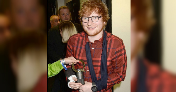 Ed Sheeran se recupera después de sufrir un accidente en bicicleta. 