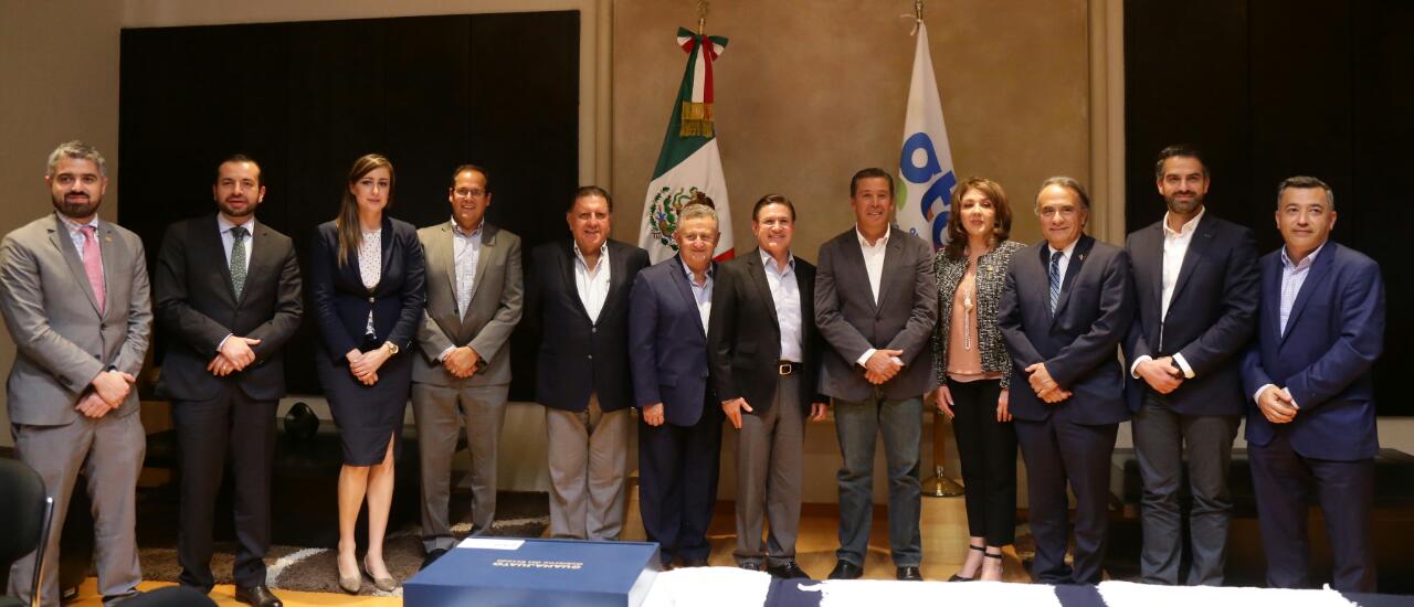 El gobernador acompañado de empresarios realizó una gira por Guanajuato.