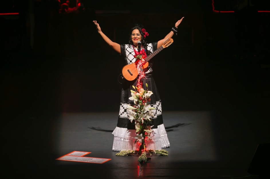 La cantante ofreció lo mejor de su repertorio musical.