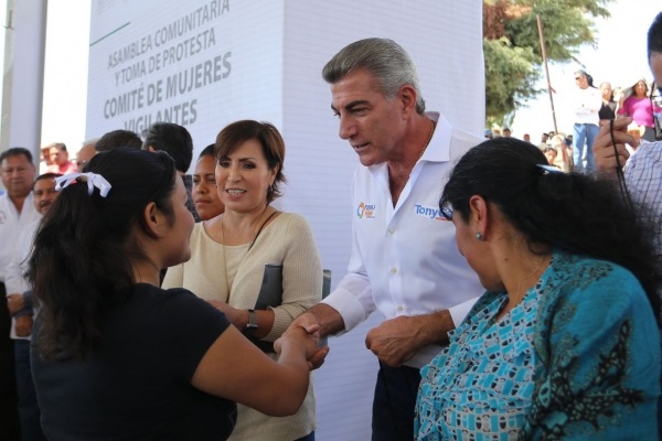 Los funcionarios intercambiando ideas con los dos funcionarios.