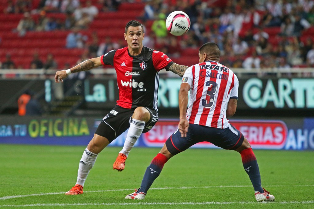 Milton Caraglio contra Carlos Salcido