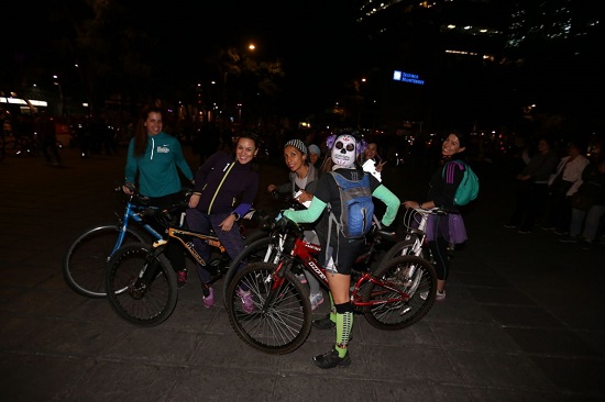 Al paseo nocturno acudieron integrantes de las familias capitalinas.