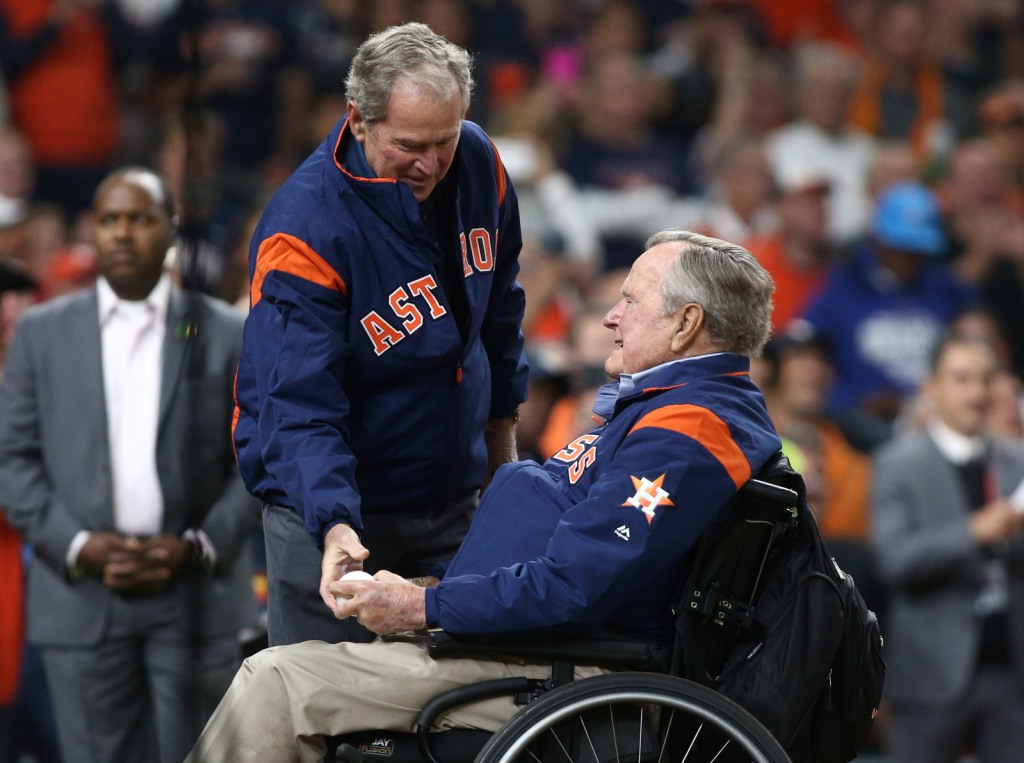 Los ex presidentes estadunidenses  George W. Bush (2001-2009) y George H. W. Bush (1989-1993).