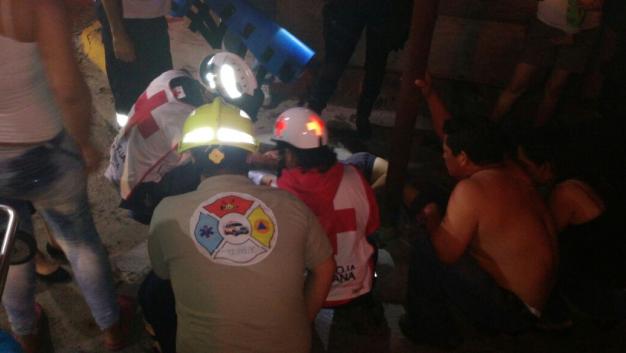 Paramédicos de la Cruz Roja atendieron al lesionado. 
