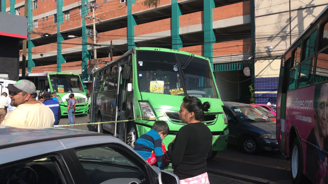 La policía capitalina resguarda la zona, mientras servicios periciales de la Procuraduría General de Justicia de la Ciudad de México realizan las prim