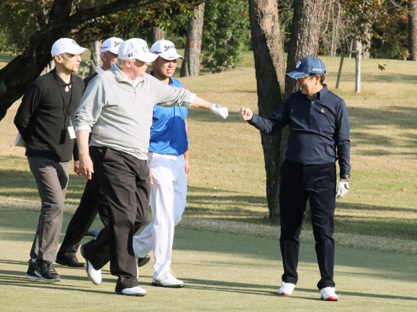 El presidente de EU, Donald Trump, y el primer ministro, Shinzo Abe, jugaron golf.