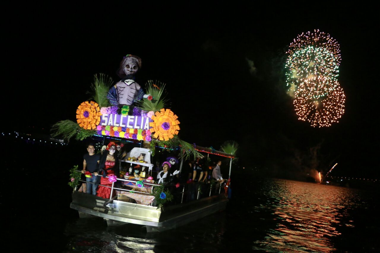 Realizan procesión de altares flotantes.