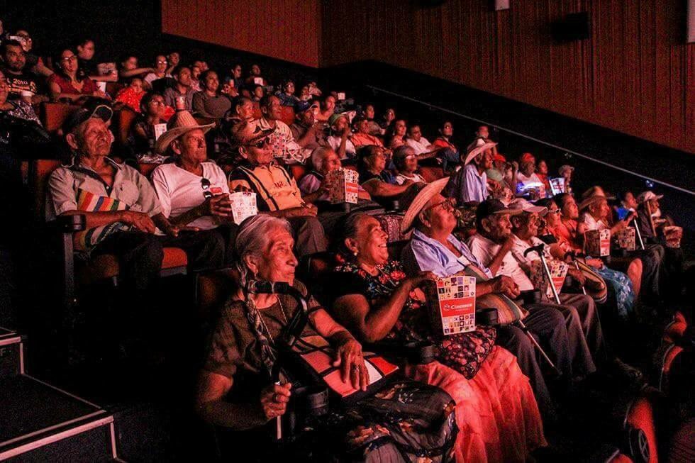Abuelitos disfrutaron de función especial de 'Coco'. 