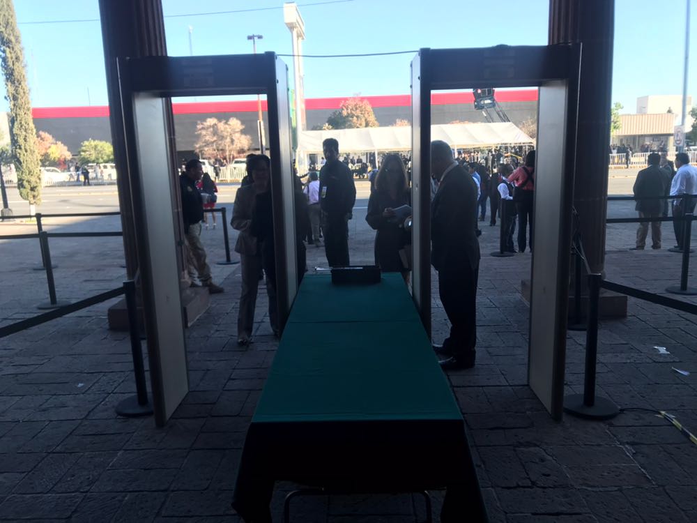 Detectores de metales en la entrada del Congreso de Coahuila.