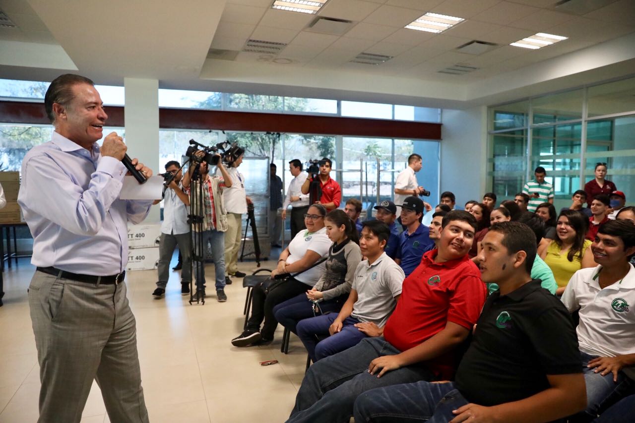 El gobernador se reunió con los estudiantes de la Universidad Tecnológica de Culiacán.