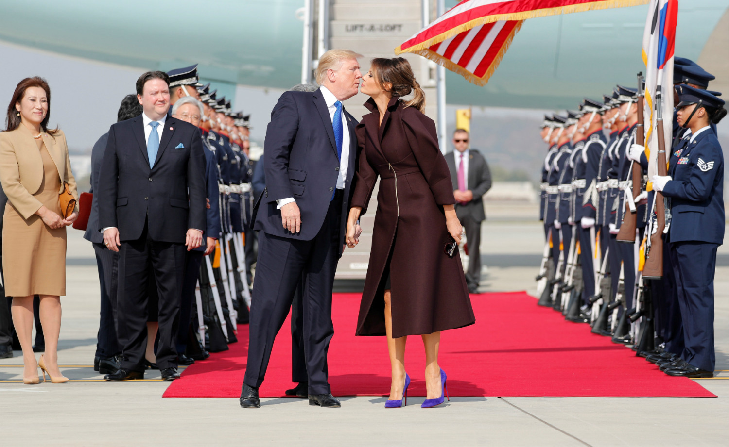 Al llegar a Seúl, Donald Trump tuvo una muestra de afecto para Melania.