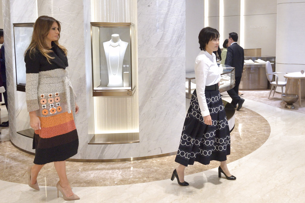 En su primera parada, Melania visitó una tienda de perlas en el exclusivo barrio tokiota de Ginza.