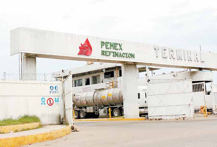 Se trata de cinco empleados de Pemex Refinación y uno del Seguro Social.